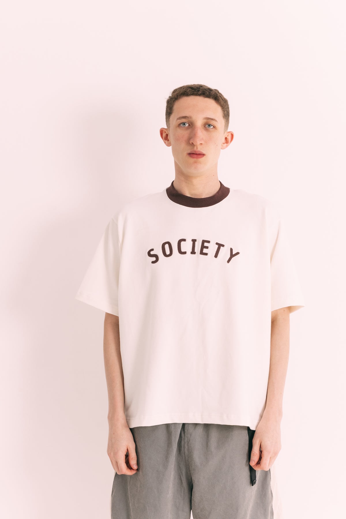 Camiseta boxy "SOCIETY" Branca